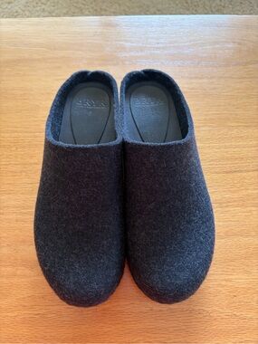 Bryr Wrap Worker Clog in Heather Black Felt, size 9